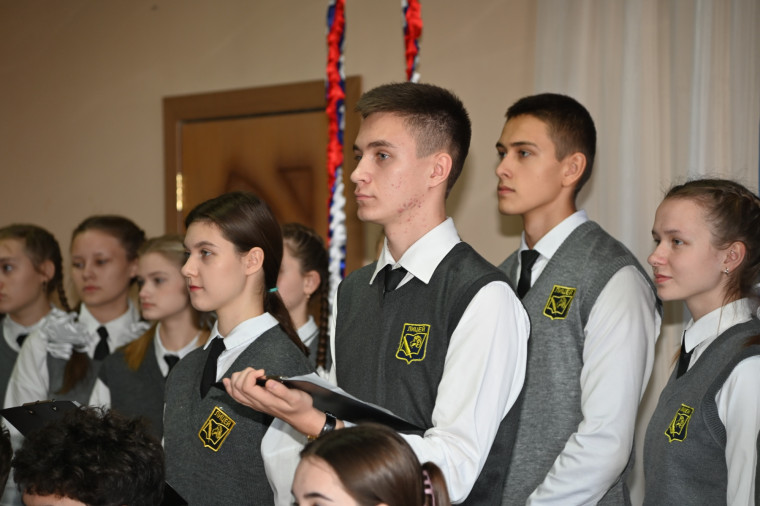 Сергей Кравцов поздравил учеников и педагогов урюпинского Лицея с его 20-летием.
