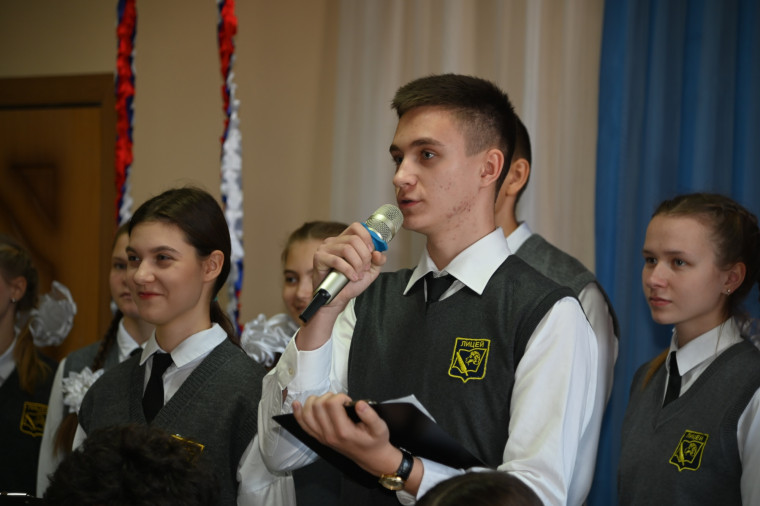Сергей Кравцов поздравил учеников и педагогов урюпинского Лицея с его 20-летием.